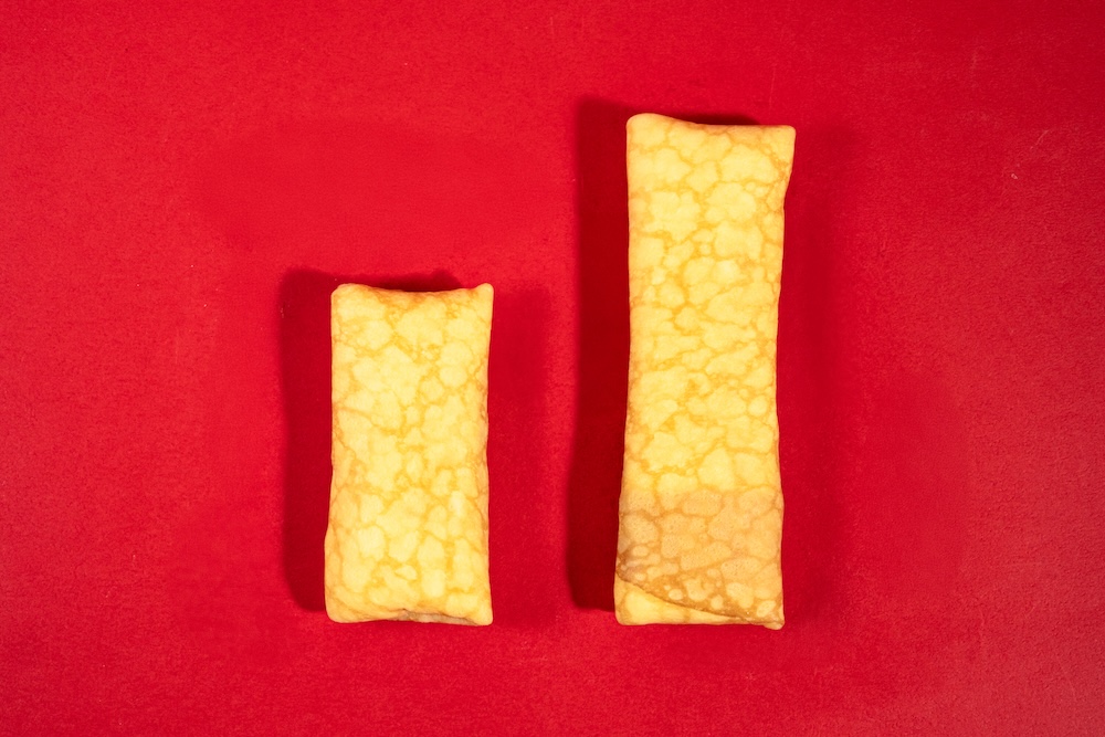 3月24日より発売される「ファミマ・ザ・クレープ　生チョコ」税込み258円（右が増量品）