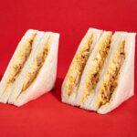 3月31日より発売される「テリヤキチキンとたまごのサンド」税込み348円（右が増量品）