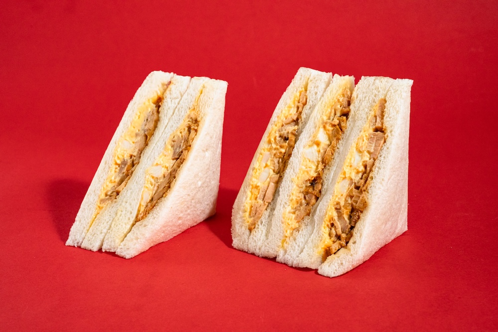 3月31日より発売される「テリヤキチキンとたまごのサンド」税込み348円（右が増量品）