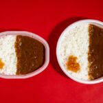 3月31日より発売される「30種類以上のスパイスが決め手のこだわりカレー」税込み450円（右が増量品）