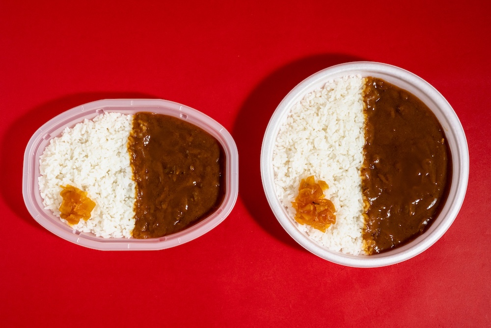 3月31日より発売される「30種類以上のスパイスが決め手のこだわりカレー」税込み450円（右が増量品）