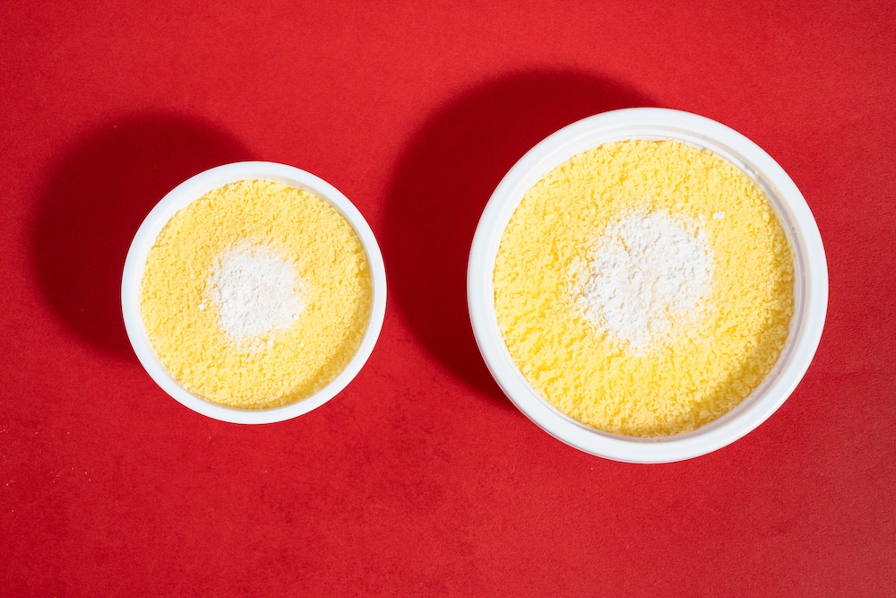 3月31日より発売される「天使のチーズケーキ」税込み250円（右が増量品）