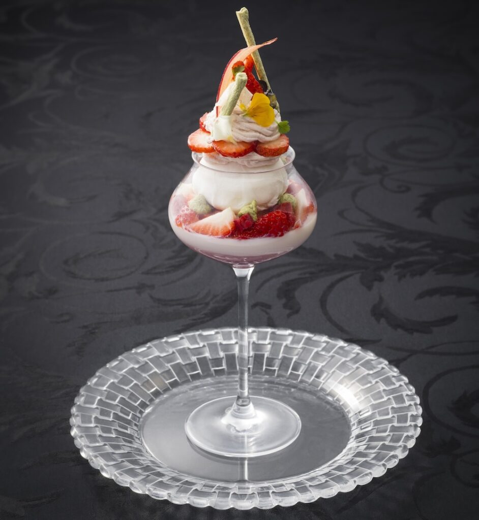 「苺とルバーブと杏仁のパフェ」イメージ