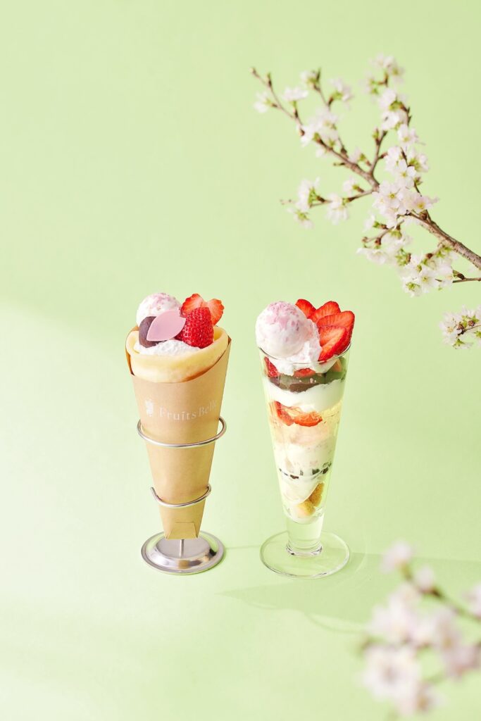 左から「桜いちごの和クレープ」、「桜いちごの和パフェ」