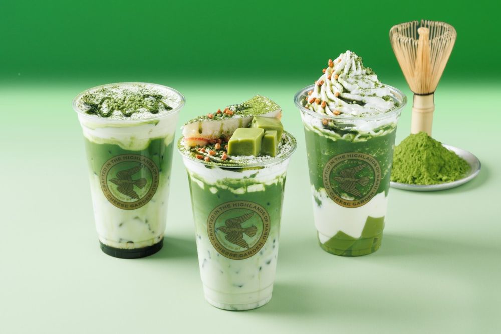 左から「抹茶黒蜜フロマージュラテ」税込み750円、「抹茶レアチーズケーキドリンク」税込み900円、「抹茶フローズンフロマージュ」税込み850円