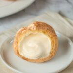 「乳脂肪分 48%の純生クリームでつくったシュークリーム」西日本・税抜き200円、東日本・税抜き250円