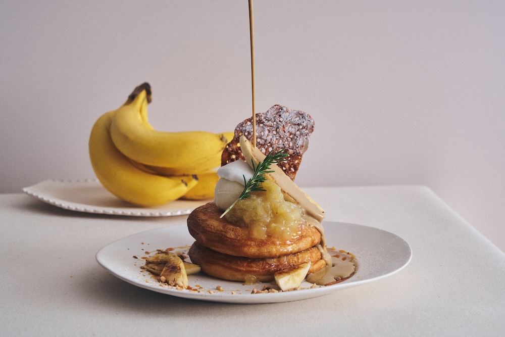 「キャラメルバナナとバナナコンフィチュールのパンケーキ ほうじ茶カスタードソース」イメージ