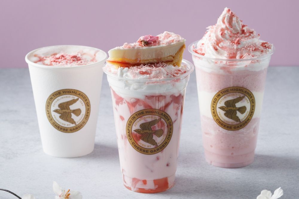 左から「さくらフロマージュラテ」税込み750円、「さくらと白桃のレアチーズケーキドリンク」税込み900円、「さくらフローズンフロマージュ」税込み850円
