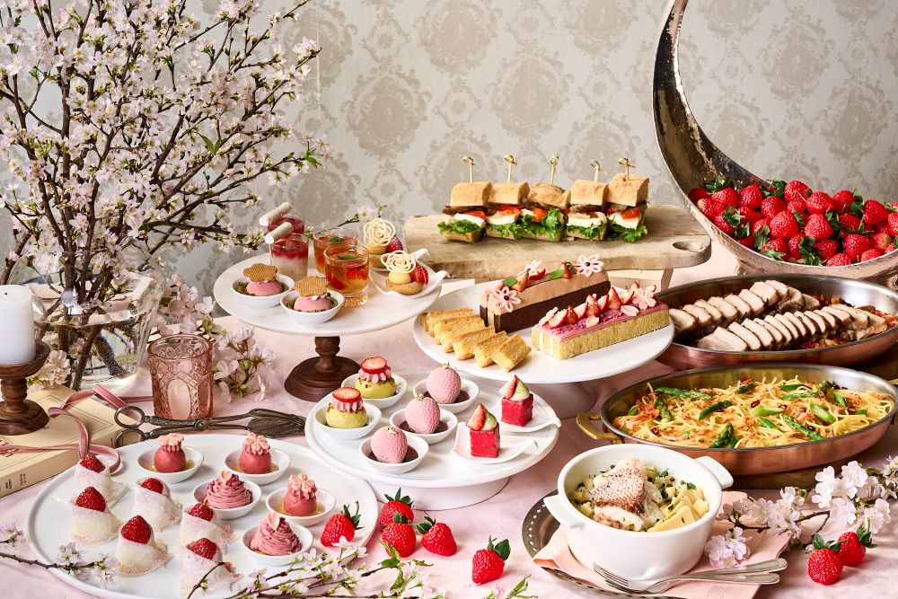 アフタヌーンビュッフェ「ストロベリー ブロッサム」平日・税込み7,000円、土日祝日・税込み7,500円（いずれもサービス料含む）