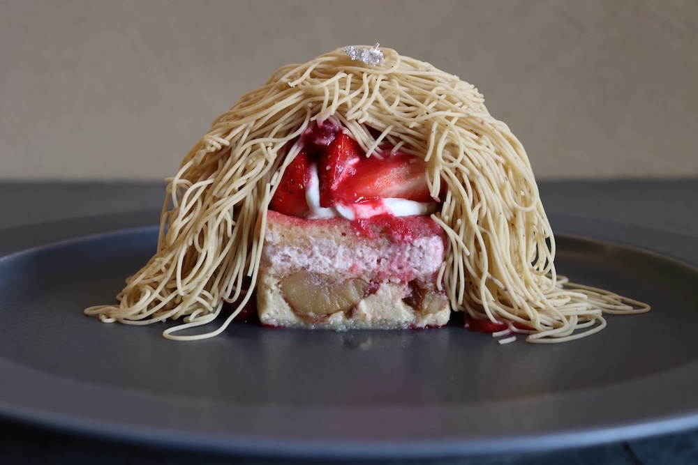 「国産苺と和栗の錦糸モンブラン」イートイン・税込み2,420円、テイクアウト・税込み2,376円