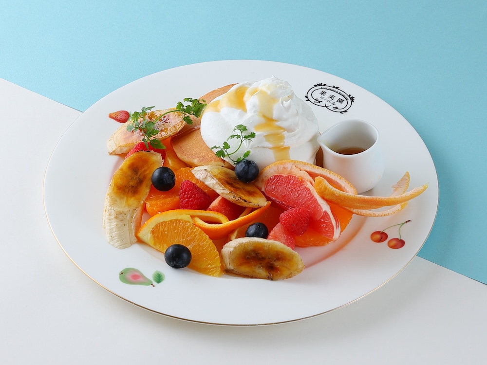 「果実園リーベル」のエキュート立川限定「季節のフルーツパンケーキ（リコッタチーズクリーム添え）」税込み1,860円