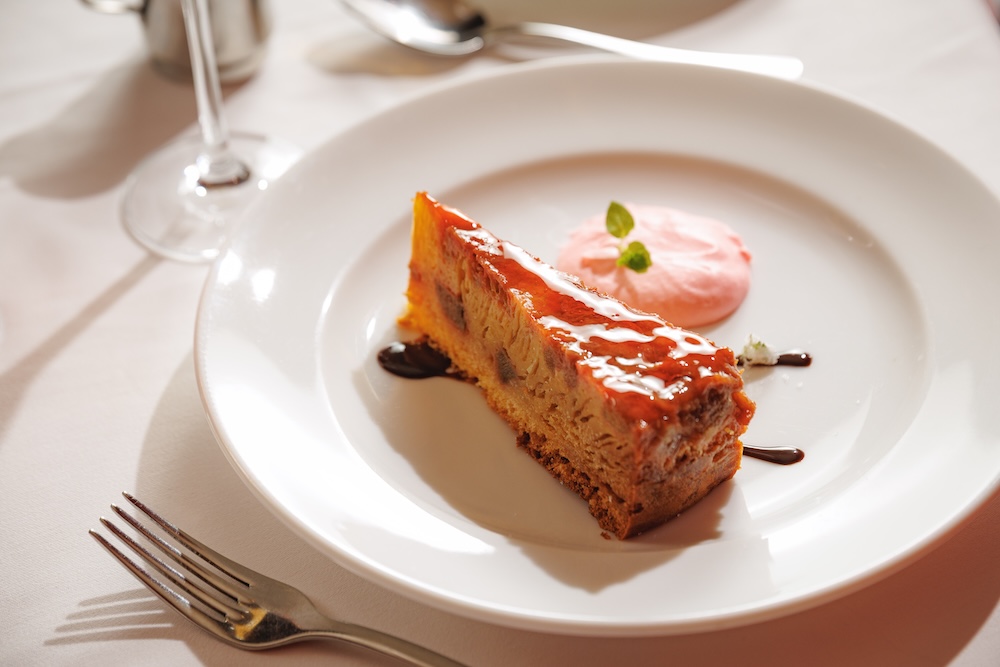 六本木本店の「ルージュ・ルバーブ アップサイドダウンケーキ (Rouge Rhubarb Upside-Down Cake)」税込み2,000円(サービス料含む)