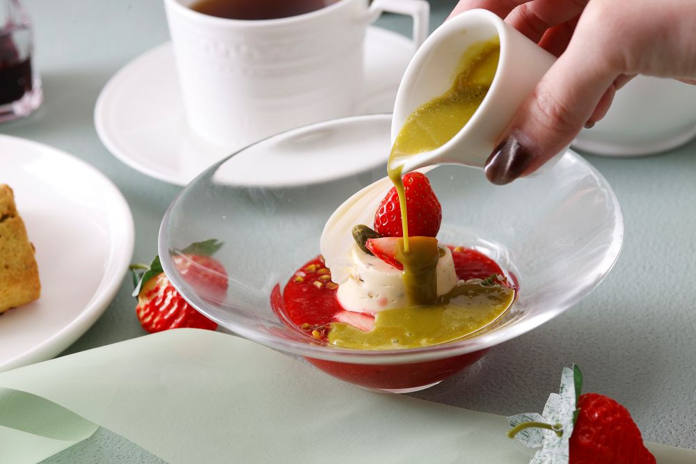 「完熟いちごとピスタチオのアフタヌーンティー」イメージ