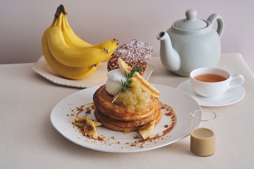 「キャラメルバナナとバナナコンフィチュールのパンケーキ ほうじ茶カスタードソース」イメージ