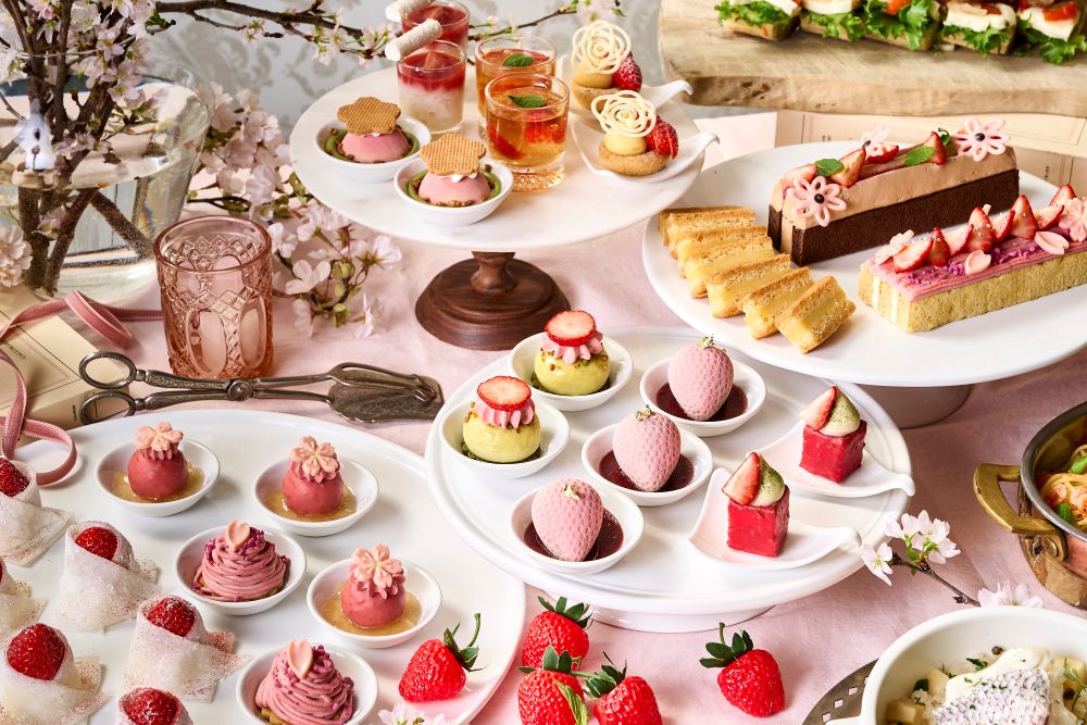 アフタヌーンビュッフェ「ストロベリー ブロッサム」平日・税込み7,000円、土日祝日・税込み7,500円（いずれもサービス料含む）