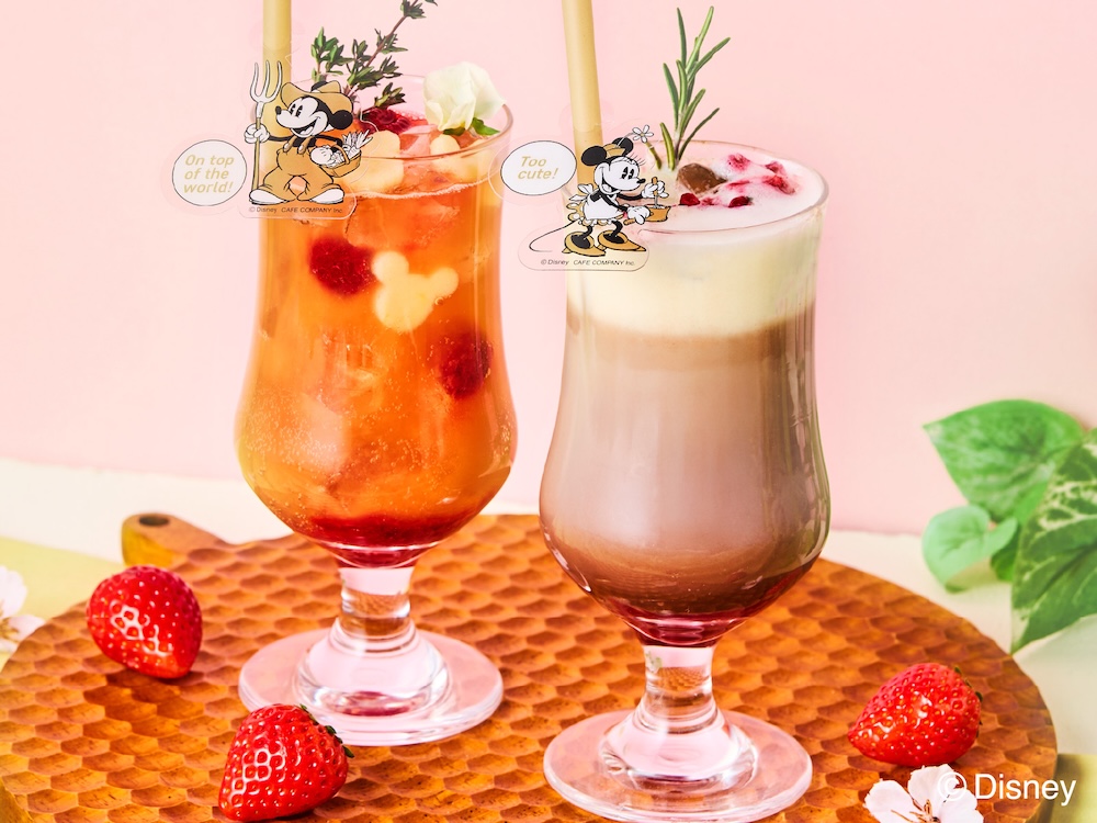左から「ラズベリー＆ピンクグレープフルーツのフラワーソーダ〈Mickey〉」、「ベリーショコラータ〈Minnie〉」