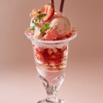 「桜と苺のパフェ」単品・税込み2,000円〜（サービス料含む）
