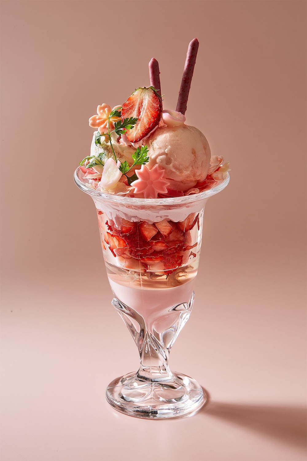 「桜と苺のパフェ」単品・税込み2,000円〜（サービス料含む）