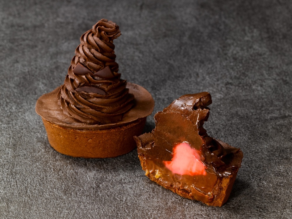 「フロッグカフェ」で販売される「組分け帽子チョコレートタルト」税込み550円