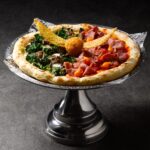 「フードホール」で展開される「クィディッチピザ ~グリフィンドールVSスリザリン~ 」税込み2,800円