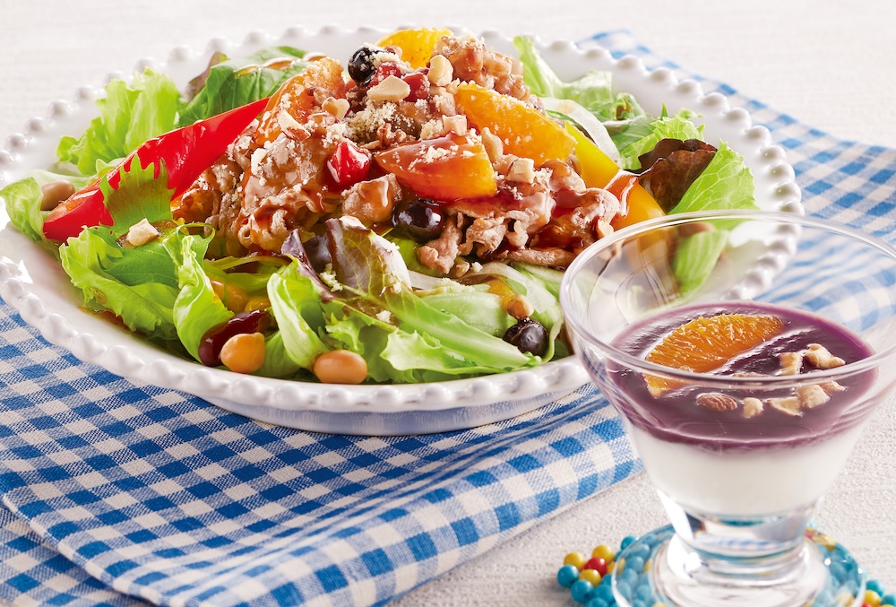 「カラダはぐくむ！薄切りビーフとミックスビーンズのパワーサラダ＆アサイーヨーグルト」税込み988円