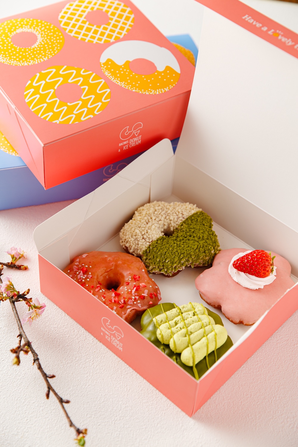 春季限定「苺＆抹茶 桜ドーナツ」BOXイメージ