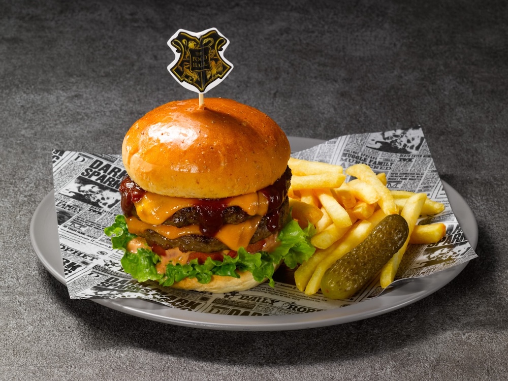 「フードホール」で販売される「ダブルチーズバーガー​」税込み2,200円