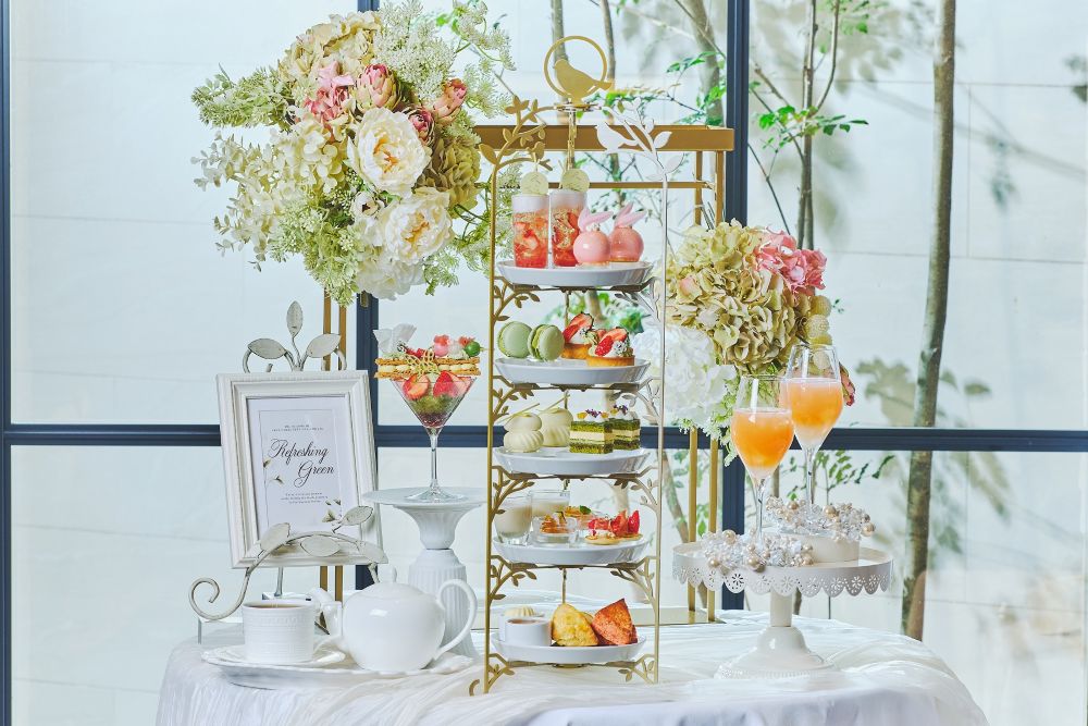 「ストリングスホテル 名古屋」のニューヨークラウンジにて販売される「初夏のいちごと抹茶アフタヌーンティー」イメージ