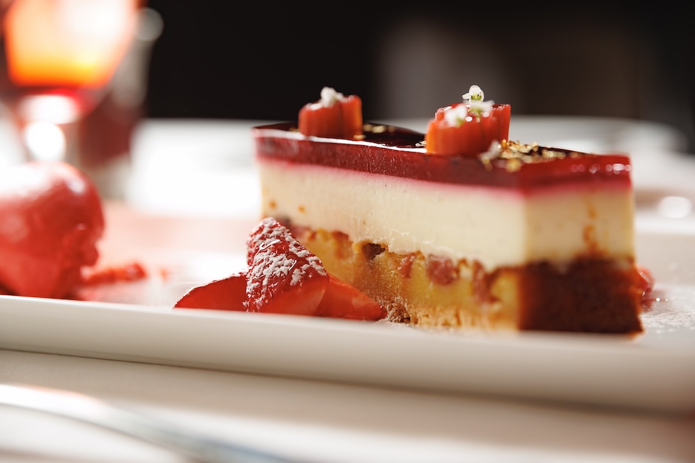 紀尾井町店の「ルバーブのレイヤーケーキ(Rhubarb Layer Cake)」税込み1,980円(サービス料含む)