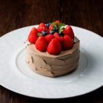 2サイズ展開される「いちごのチョコレートショートケーキ」4号・税込み5,700円〜