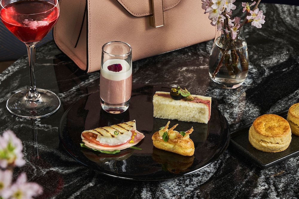 4月の「セントレジスアフタヌーンティーwith ヴァレクトラ—イジィデ・イン・ブルーム—」イメージ