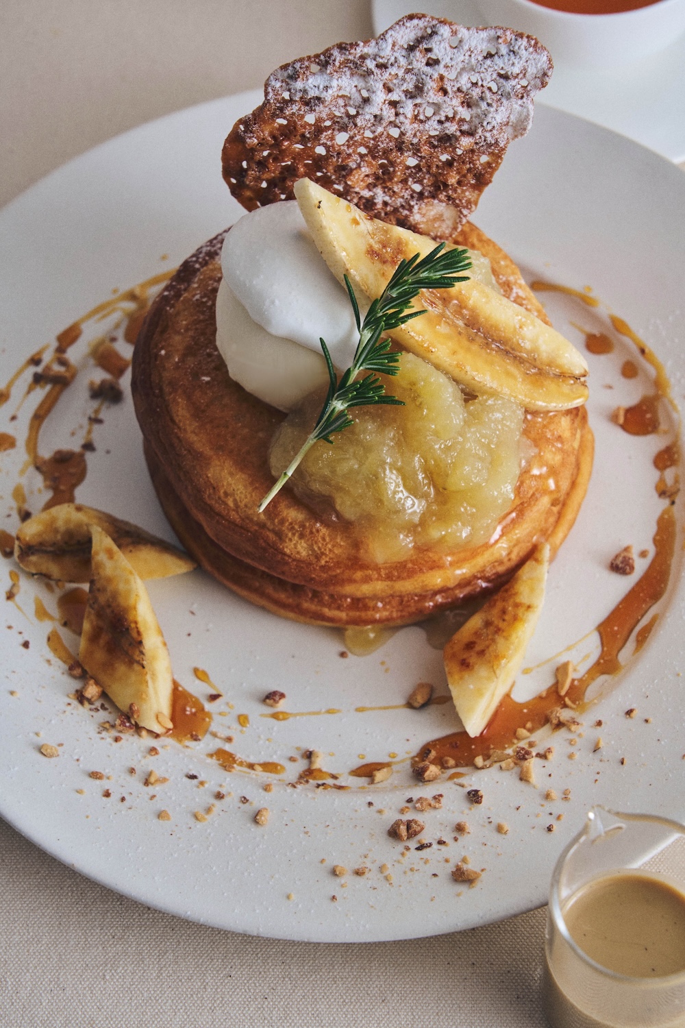 「キャラメルバナナとバナナコンフィチュールのパンケーキ ほうじ茶カスタードソース」イメージ