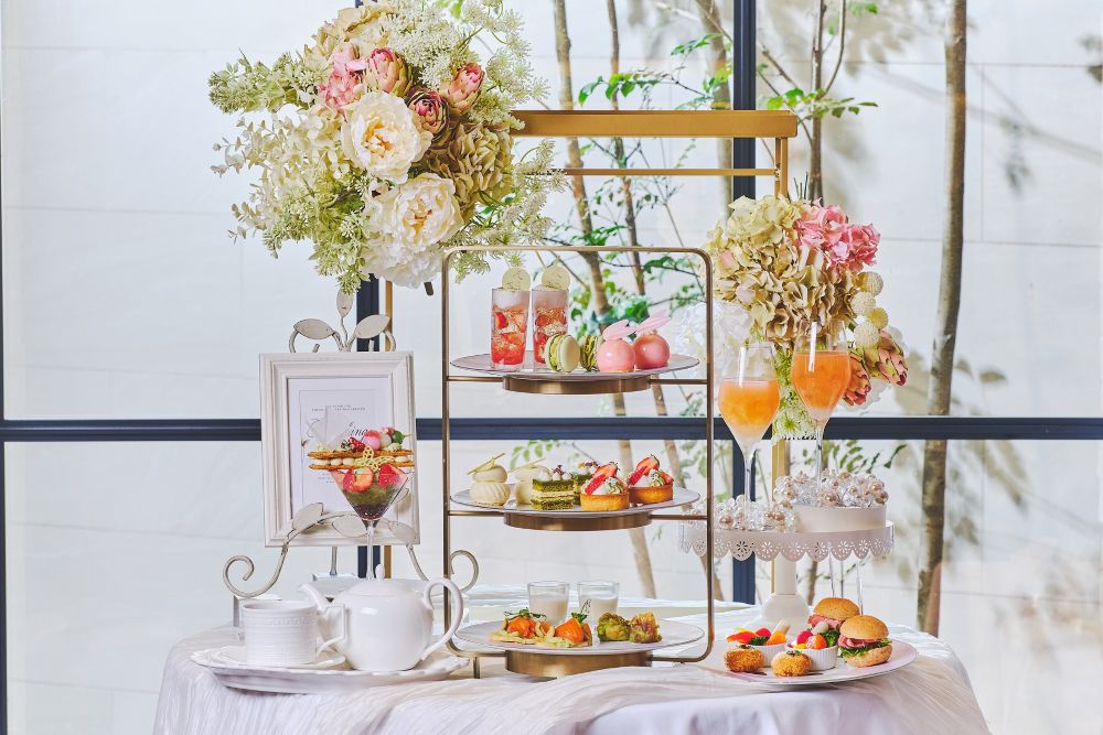 「ストリングスホテル 名古屋」のグラマシースイートにて販売される「初夏のいちごと抹茶アフタヌーンティー」イメージ