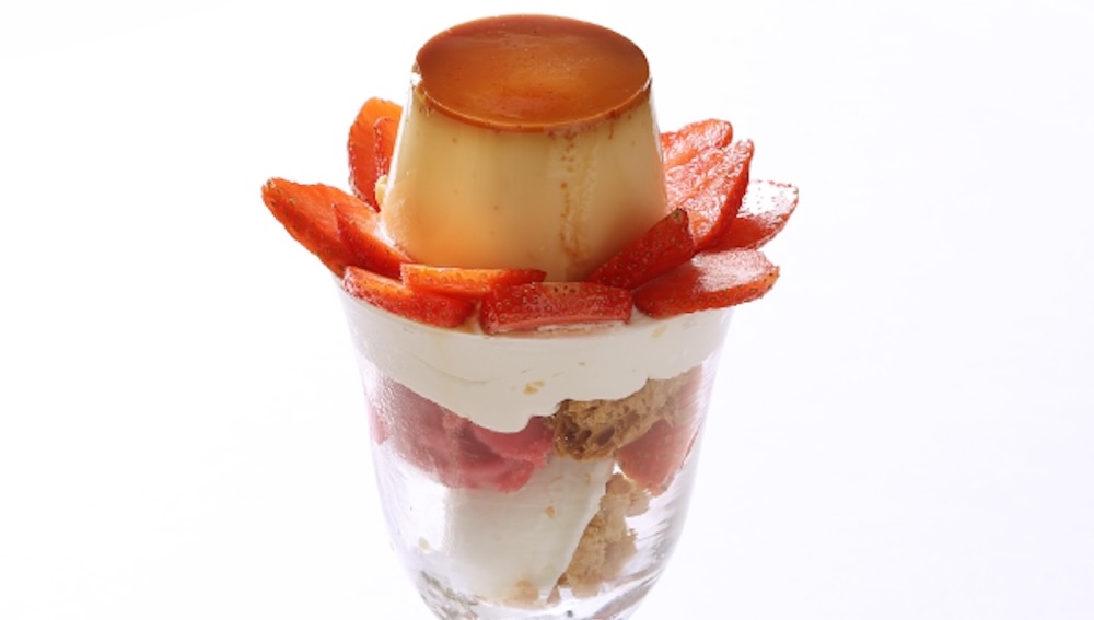 「丸福珈琲店 ザ・パーラー」の「いちごと自家製プリンのパフェ」単品・税込み2,046円〜