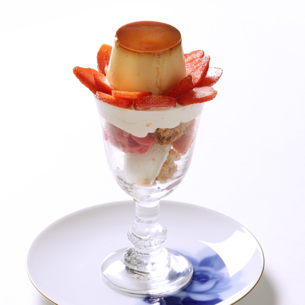 「丸福珈琲店 ザ・パーラー」の「いちごと自家製プリンのパフェ」単品・税込み2,046円〜