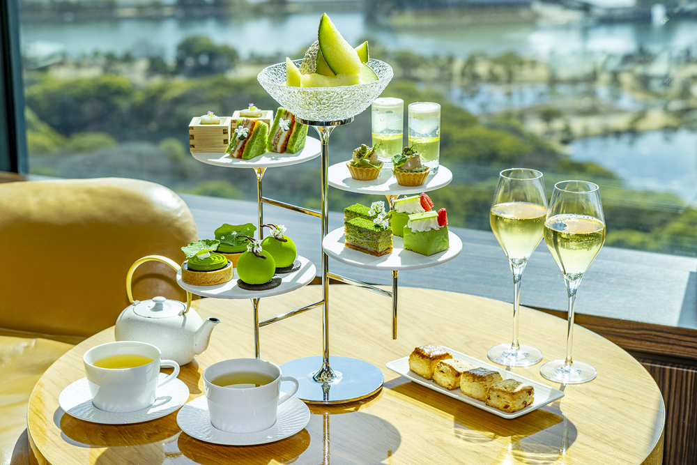 「乾杯のシャンパーニュ付き デラックスアフタヌーンティー」税込み12,500円（サービス料含む）