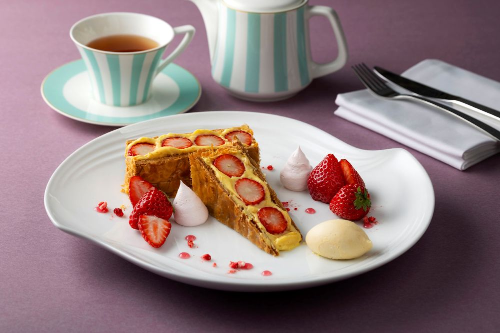 「いちごミルフィーユ」単品・税込み3,100円、ドリンク付き・税込み4,900円～（いずれもサービス料含む）