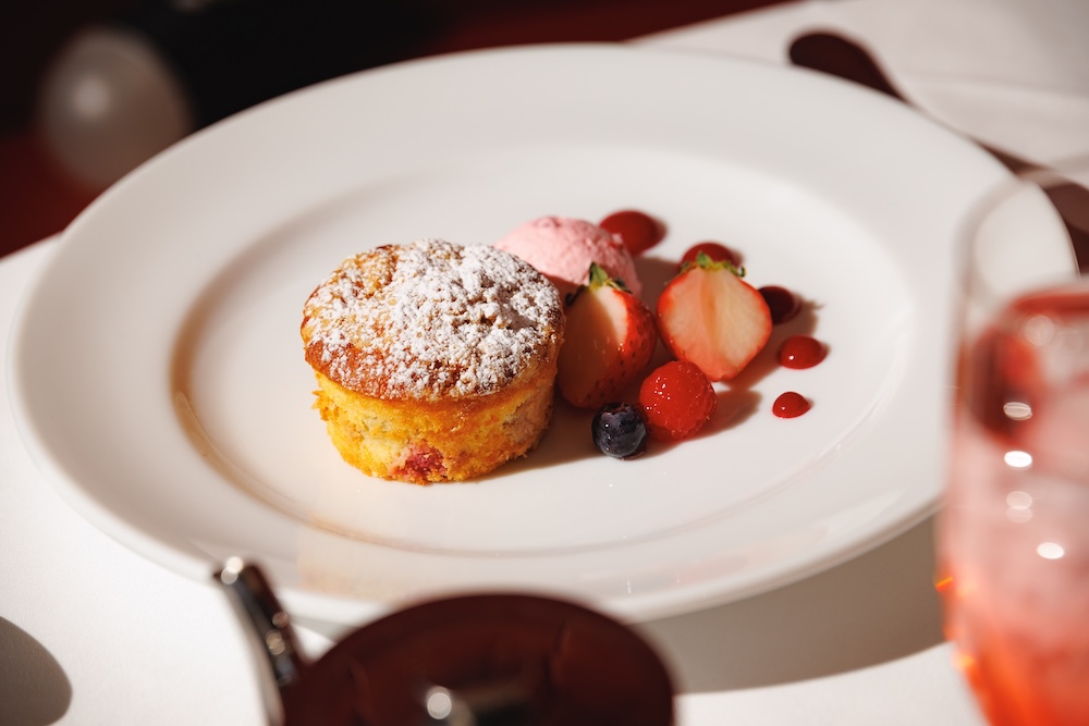 京都店の「ルバーブのクランブルケーキ(Rhubarb Crumble Cake)」税込み1,500円(サービス料含む)