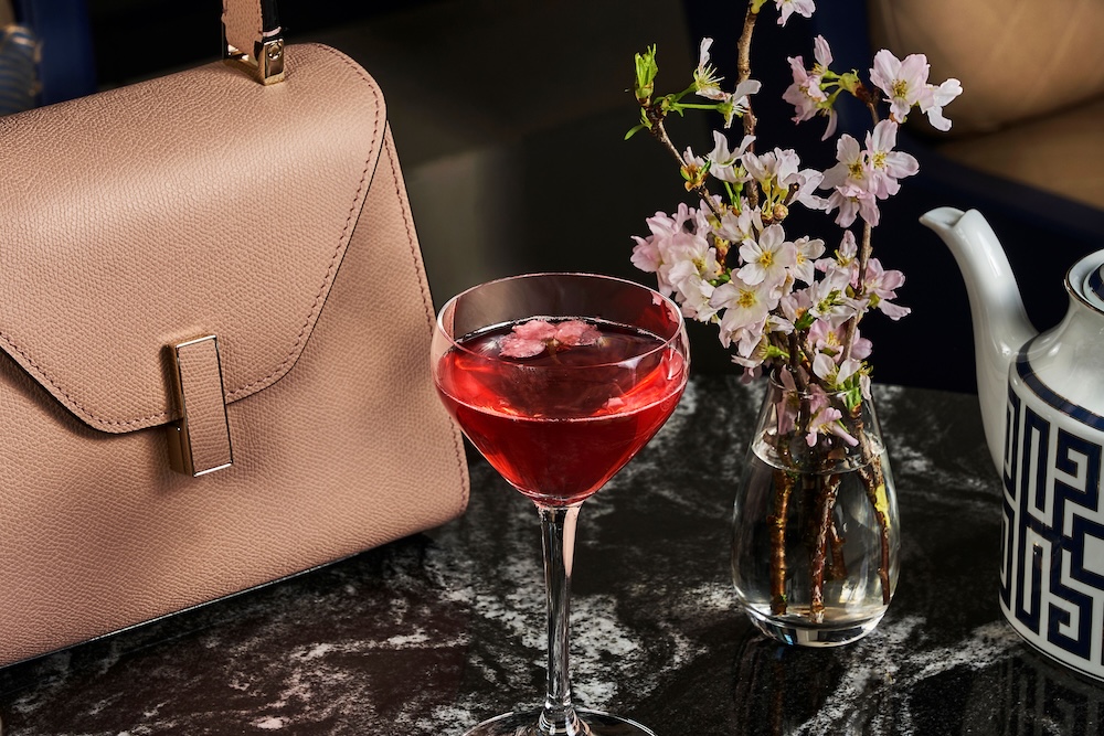 4月の「セントレジスアフタヌーンティーwith ヴァレクトラ—イジィデ・イン・ブルーム—」イメージ