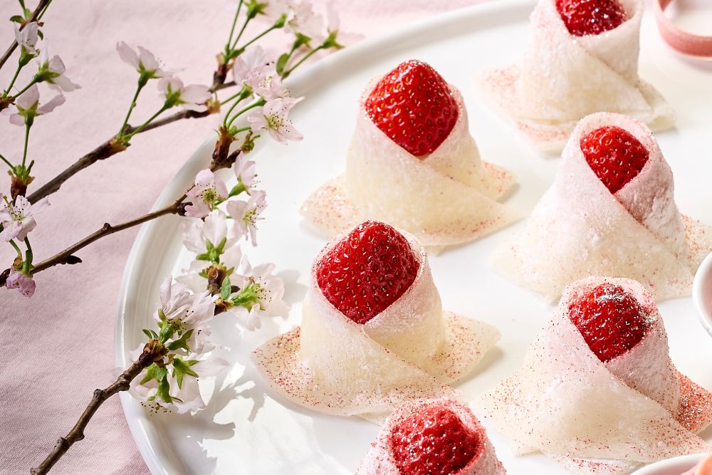 アフタヌーンビュッフェ「ストロベリー ブロッサム」平日・税込み7,000円、土日祝日・税込み7,500円（いずれもサービス料含む）