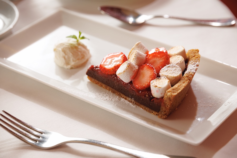 大阪店の「ルバーブといちごのスモアタルト(Rhubarb and Strawberry S’mores Tart)」税込み1,660円(サービス料含む)