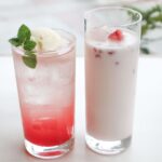 左から「いちごのクリームソーダ」、「いちごみるく」各種税込み980円(サービス料含む)