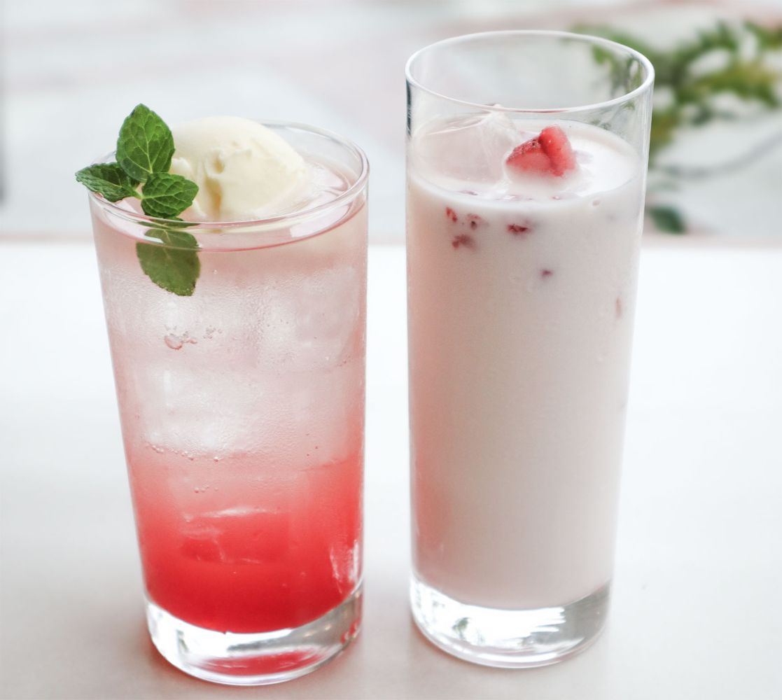 左から「いちごのクリームソーダ」、「いちごみるく」各種税込み980円（サービス料含む）