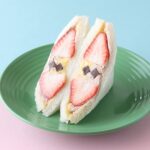 「サンドイッチハウス メルヘン」の「生チョコ入りショコラ苺カスター」テイクアウト・税込み669円、イートイン・税込み682円