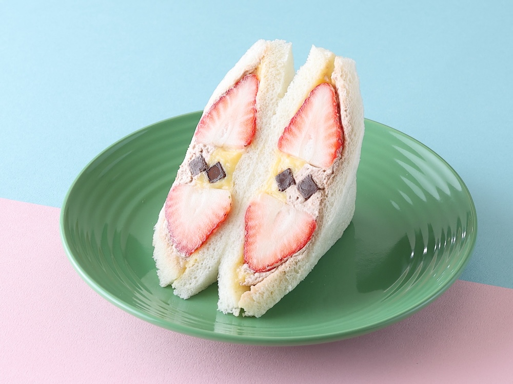 「サンドイッチハウス メルヘン」の「生チョコ入りショコラ苺カスター」テイクアウト・税込み669円、イートイン・税込み682円