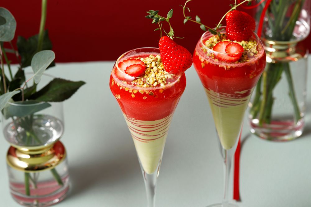 「ニューヨークラウンジ」にて販売される「完熟いちごとピスタチオのアフタヌーンティー」イメージ