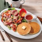 「ローストビーフとたっぷり野菜のパンケーキプレート（スープ付）」税込み1,408円～ 1,700円
