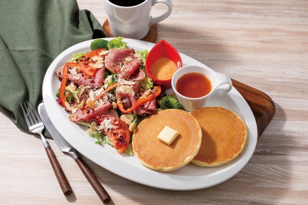 「ローストビーフとたっぷり野菜のパンケーキプレート（スープ付）」税込み1,408円～ 1,700円