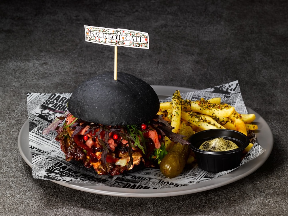 「バックロットカフェ」で販売される「プレミアムバーガー ~禁じられた森~」税込み2,500円