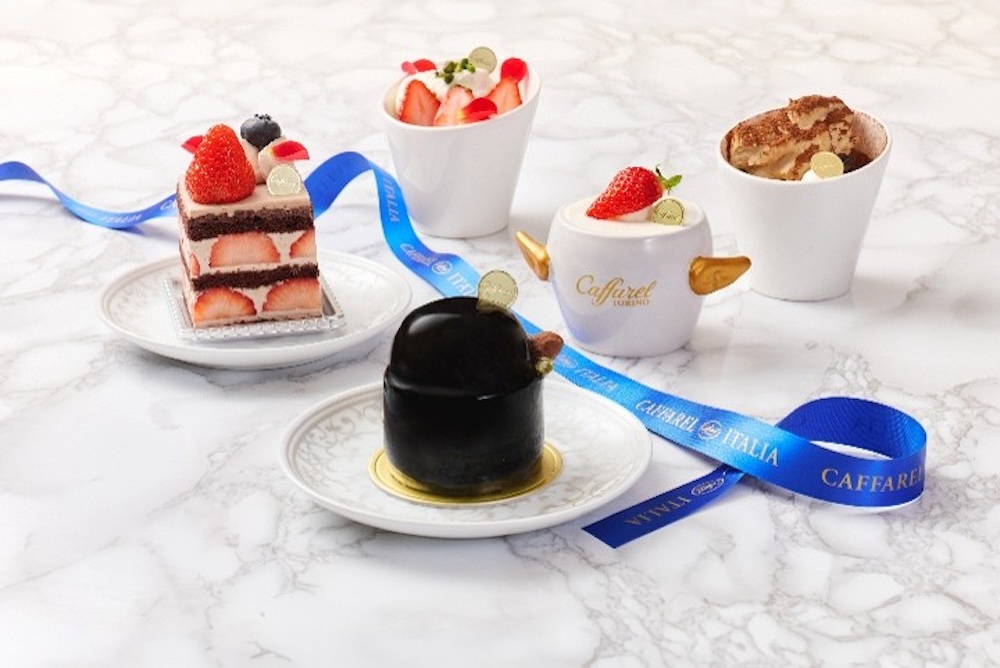 手前から時計回りに「ジャンドゥーヤ」税込777円、「いちごのチョコショートケーキ」税込み799円、「いちごティラミス」税込み885円、「ティラミス」税込み853円、「ブディーノ」税込み842円